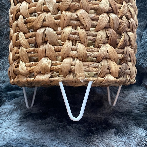 NWT Natural Woven Basket with Stand - Picture 16 of 16